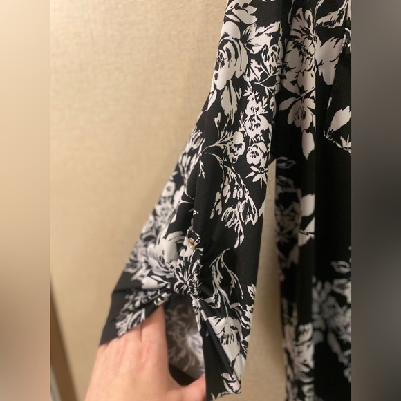 Size 1x PerSeption floral double breasted pocket top with tan sleeves - Picture 4 of 5